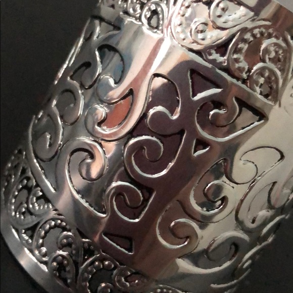 SILVER METAL CUFF BRACELET W/GORGEOUS DESIGN - Picture 13 of 13